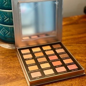 Iconic London Day to Slay Eyeshadow Pallet